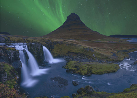 Kirkjufell... Under en boreal grön himmel | Fototapet