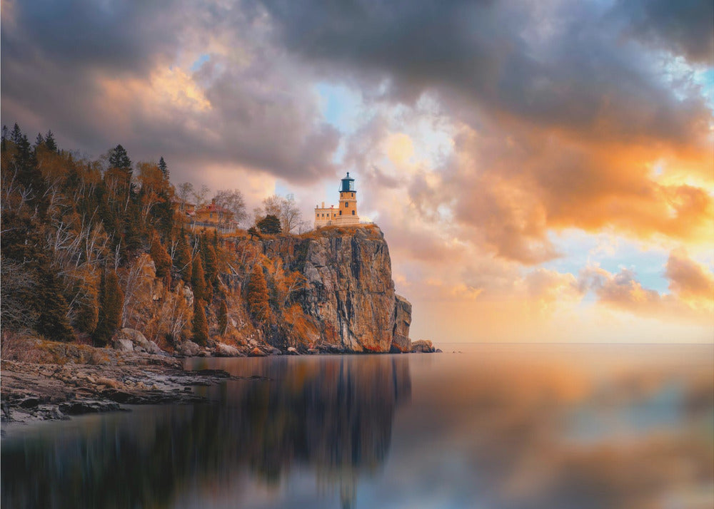 Una giornata nuvolosa al faro di Split Rock | Carta da Parati Fotografica