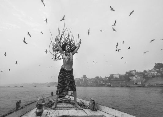 Naga Sadhu poseeraa veneessä Varanasissa | Canvastaulut