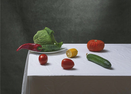 Natura morta con verza, pomodori, cetriolo, peperone rosso, limone e zucca | Poster - Stampe d’Arte